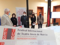 El vicerrector de Calidad, Cultura y Comunicación de la UMU, Francisco Javier Martínez, la co-directora del Aula de Teatro de la UMU, Nieves Pérez,...