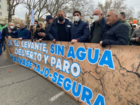 El presidente de la Comunidad, Fernando López Miras, acompañó a los agricultores, ganaderos, pescadores y cazadores de la Región en la manifestación...