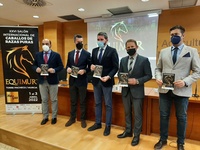 El consejero Antonio Luengo y el resto de componentes de la mesa del acto de presentación de Equimur (Salón Internacional de caballos de razas puras...