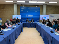 El consejero de Fomento e Infraestructuras, José Ramón Díez de Revenga, acompañado por el director de Vivienda, José Francisco Lajara, durante la...