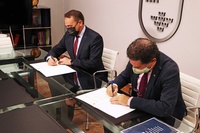 El consejero de Transparencia, Seguridad y Emergencias, Antonio Sánchez Lorente, y el presidente autonómico de Cruz Roja Región de Murcia, Faustino...