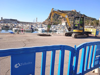 Operarios inician la reparación de los daños del temporal en el puerto pesquero-deportivo de Águilas