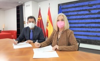 El director general del Instituto de las Industrias Culturales y las Artes, Manuel Cebrián, y la vicepresidenta de la Asociación Pro Música Murcia,...