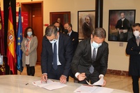 El consejero de Presidencia, Turismo, Cultura y Deportes, Marcos Ortuño, y el Rector de la Universidad de Murcia, José Luján, firman el convenio de colaboración.