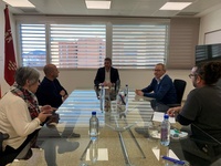 El consejero y el director general de Medio Ambiente durante la reunión con la Plataforma de Afectados por metales pesados del Llano del Beal