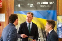 El consejero de Presidencia, Turismo, Cultura y Deportes, Marcos Ortuño, entre el director general del Instituto de las Industrias Culturales y las...