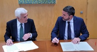 El consejero Antonio Luengo y el presidente de Agroseguro, Ignacio Machetti, durante la firma del nuevo convenio