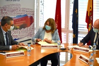 La consejera de Educación, María Isabel Campuzano, el rector de la Universidad de Murcia, José Luján (i), y el director gerente del Servicio Murciano...