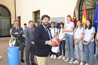 López Miras recibe a la plantilla del Jairis por su ascenso a la máxima competición nacional de baloncesto femenino (2)