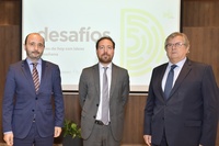 El director del Instituto de Fomento, Joaquín Gómez, junto al decano del Colegio de Economistas, Ramón Madrid, y el investigador principal del Real...