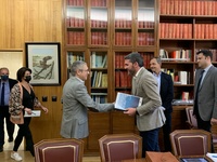 El consejero Antonio Luengo saluda al secretario de Estado, Hugo Morán, al comienzo del encuentro