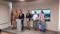 El consejero Antonio Luengo, acompañado por los alcaldes de Caravaca de la Cruz, Jumilla, Fuente Álamo y Ojós, representantes de los cuatro GAL.
