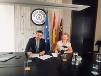 El director general de Arquitectura, Jaime Pérez Zulueta, y la decana de Colegio de Arquitectos, María José Peñalver, durante la firma del protocolo...
