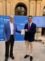 El consejero de Fomento e Infraestructuras, José Ramón Díez de Revenga, y el nieto del inventor del autogiro, Fernando de la Cierva, tras la presentación...