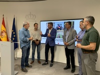 El consejero Antonio Luengo, junto a los representantes de las Organizaciones Agrarias, Fecoam, Proexport y Apoexpa, en la presentación de las ay...