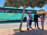 La directora general de Movilidad y Litoral, Marina Munuera, y el alcalde de San Javier, José Miguel Luengo, junto a la parada de Movibus en la pedanía...