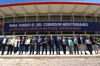 López Miras, durante la acción de reivindicación del Corredor Mediterráneo impulsada en Murcia por la Plataforma #QuieroCorredor