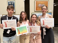 Imagen de la alumna del IES Los Albares de Cieza que recibió el primer premio, junto a otros galardonados en el II Congreso 'Urania' de Jóvenes I...