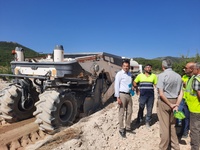 El director general del Agua, José Sandoval (1i), durante su visita a las obras que se desarrollan en el camino rural de El Poleo, en Bullas
