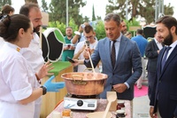 El consejero Marcos Ortuño asiste a una de las gastroexperiencias presentadas hoy