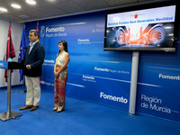 El consejero de Fomento e Infraestructuras, José Ramón Díez de Revenga, acompañado por la directora de Movilidad y Litorial, Marina Munuera, durante...