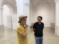 El director general del ICA, Manuel Cebríán, acompaña al artista en su visita a la Sala Verónicas.