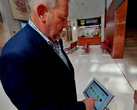 El director de la Agencia Tributaria de la Región, Juan Marín, con el nuevo sistema de encuestas de satisfacción que está instalando este organis...