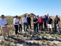 El consejero Antonio Luengo durante la visita a un cultivo de plantas aromáticas en Lorca