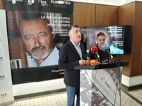 El secretario general de la Consejería de Presidencia, Turismo, Cultura y Deportes, Juan Antonio Lorca, y el coordinador de la Filmoteca, Ángel Cruz,...
