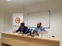 El director del INFO, Joaquín Gómez, y el presidente de Ceclor, Juan Jódar, atienden a los medios tras la reunión celebrada en Lorca.