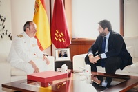El jefe del Ejecutivo autonómico, Fernando López Miras, recibe al Almirante de Acción Marítima, Juan Luis Sobrino, antes de asumir su nuevo destino.