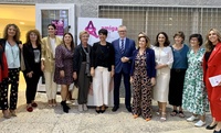 El consejero de Salud recibe el 'Lazo Amiga 2022' de la Asociación para la ayuda a las mujeres con cáncer de mama