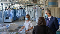 El consejero de Salud, Juan José Pedreño, visitó hoy las instalaciones de la lavandería de La Arrixaca
