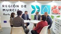 Antonio Luengo durante su encuentro de trabajo con el Embajador de España en Francia, Victorio Redondo Baldrich, en la Feria SIAL de París.