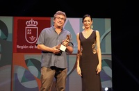 La consejera de Empresa, Empleo, Universidades y Portavocía, Valle Miguélez,  entrega el Premio Regional de Artesanía al artesano creativo del vidrio y metal Ismael Cerezo 'Flyppy'