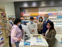 Visita a farmacia de Yecla adherida al programa piloto para incentivar la vacunación