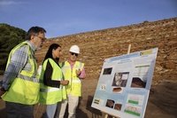 La consejera de Empresa, Empleo, Universidades y Portavocía, Valle Miguélez, durante su visita a las obras de estabilización en la instalación de...