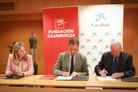 El consejero de Presidencia, Turismo, Cultura y Deportes, Marcos Ortuño, y el presidente de la Fundación Cajamurcia, Carlos Egea, firman el convenio...
