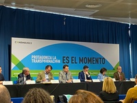 El director general del Agua, José Sandoval (4d), durante su intervención en el Congreso Nacional de Medio Ambiente.