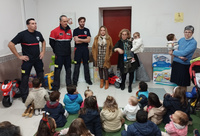 La gerente del CEIS y bomberos de Cieza entregan juguetes a los niños del Centro de Menores de Murcia 'Cardenal Belluga'