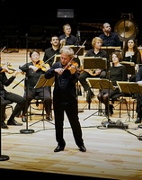 El violinista David Grimal junto a su formación musical, Les Dissonances.