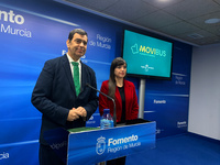 El consejero de Fomento e Infraestructuras, José Ramón Díez de Revenga, y la directora de Movilidad, Marina Munuera, durante la rueda de prensa de presentación de la creación de los servicios regionales de autobús del nuevo sistema de movilidad de Movibus.