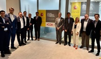 Imagen de una misión comercial de empresarios de la construcción a Emiratos Árabes, acompañados por la becaria de internacionalización del INFO Yuliana Perepichka.