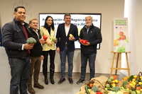 El consejero Antonio Luengo, la consejera Valle Miguélez y representantes de las asociaciones, en la presentación de Fruit Logistica