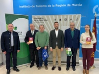 Los representantes de las entidades que colaboran con esta iniciativa presentada hoy, de izquierda a derecha, Juan Soria, Luis Melgarejo, Ramón García,...