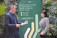 La directora general de Movilidad y Litoral, Marina Munuera, presenta al alcalde Librilla, Tomás Baño, las mejoras en el transporte público que experimentará...