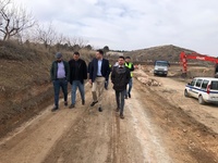 El director general del Agua, José Sandoval, durante su visita a las obras que la Comunidad Autónoma lleva a cabo en el camino rural de Los Hueco...