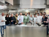 El director del Itrem, Juan Francisco Martínez, acompañado por los cocineros, reposteros y panaderos que impartirán los talleres del ciclo 'Gastr...