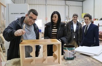 La consejera de Empresa, Economía Social y Autónomos, Valle Miguélez, durante la visita a Total Print, empresa de inserción laboral