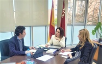 El director general de Trabajo, Antonio Pasqual del Riquelme; la directora general de Mujer y Diversidad de Género, Silvia Muñoz; y la directora ...